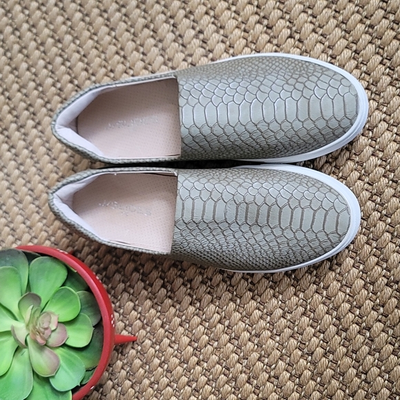 J/Slides slip on 9 - Picture 1 of 6